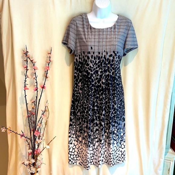 Dresses & Skirts - Perceptions New York Short Sleeved Dress